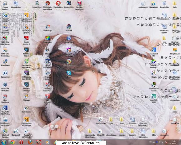 desktopul vostru - Imi plac desktop-urile Antoniei :X Asta e al meu - ♥Jocuri
